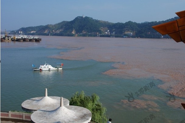 梧州“鸳鸯江”          每到夏天，流经梧州的西江变得十分浑浊，而穿城而过、把梧州分为河东、河西两大城 ...