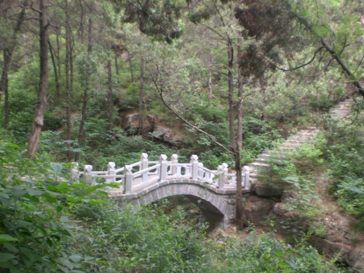 鹊桥属于人造景观