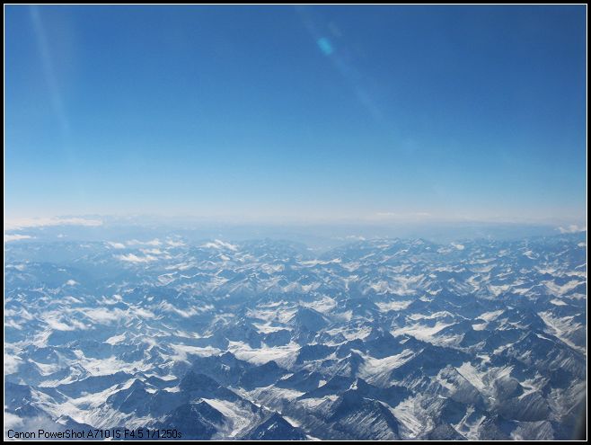飞机上看到的山峰.jpg