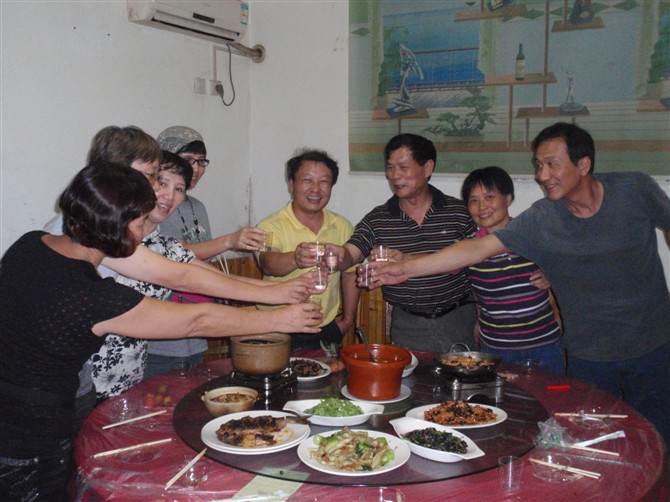 和武汉朋友相聚共进晚餐，热情的孤熊帅哥请客，谢谢！.jpg