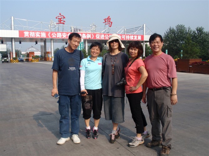 宝鸡高速入口，我们早上离开这座小城，迎着太阳奔去远方.jpg