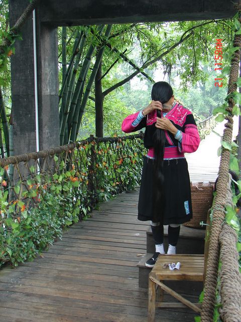 白裤族妇女的头发18岁剪一次、结婚时剪一次、一直保留着盘在头上。