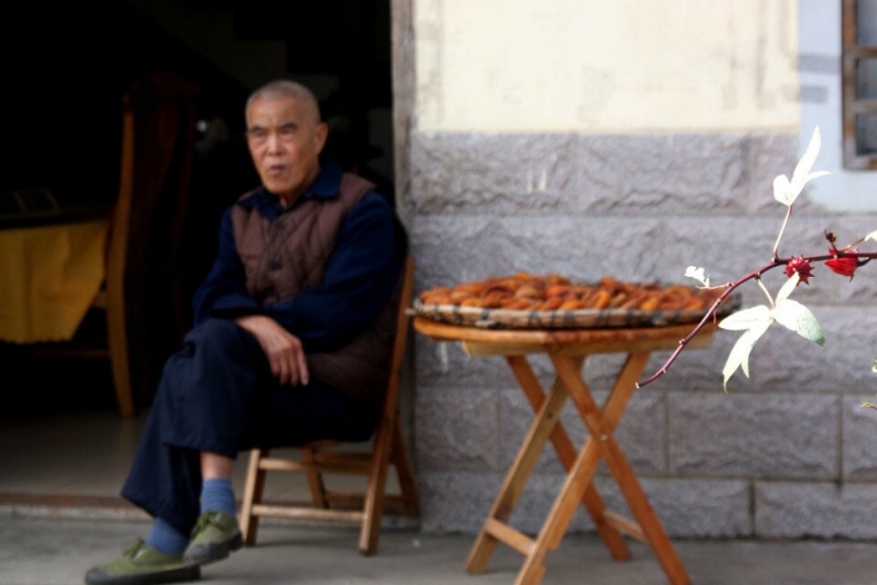 红岩村的老人在迎接人们买柿饼.jpg