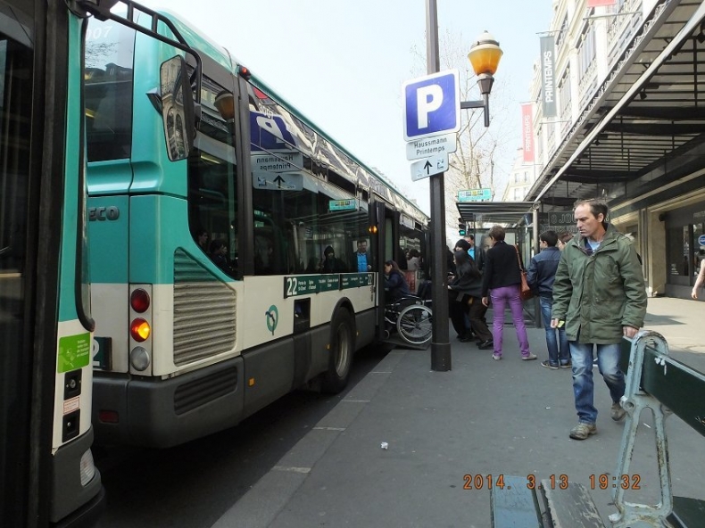 巴黎公共交通可以直接上轮椅车psb.jpg