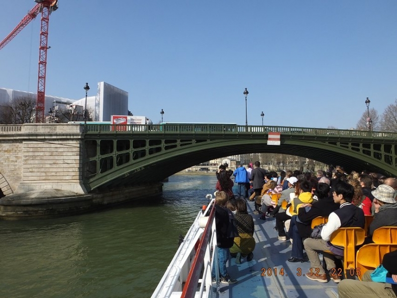 游船从塞纳河桥下通过psb.jpg