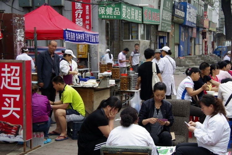 清晨五点街上的小吃摊.jpg