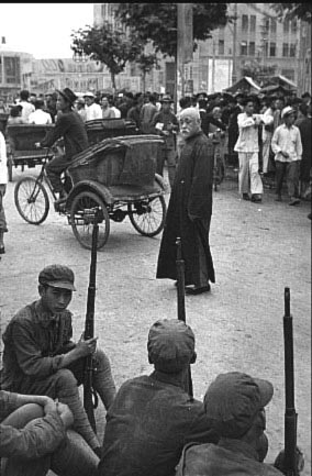 1949年4月，南京，街道上的解放军士兵.jpg