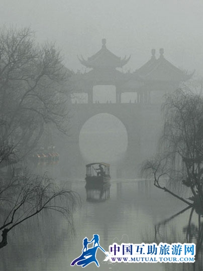 雾锁扬州(资料图片).jpg