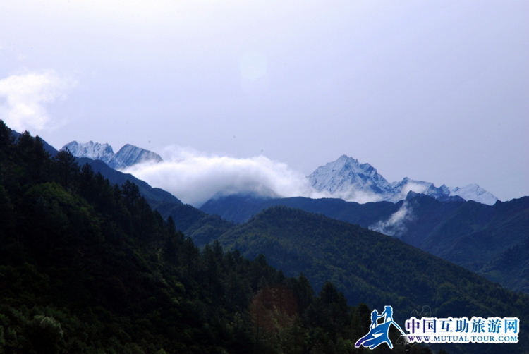 远眺雪山
